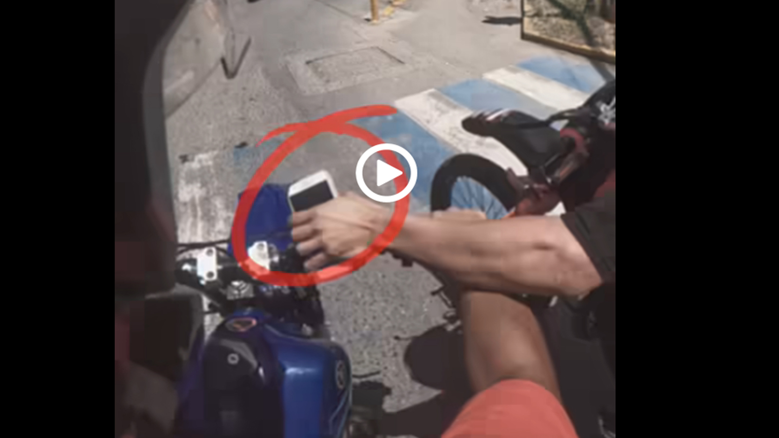 VIDEO: Του βουτάει το κινητό και γίνεται μπουχός